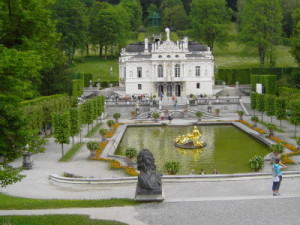 Schloss Linderhof mit Brunnen